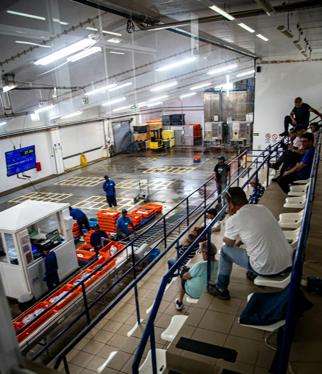 Grupo de pessoas participando de uma oficina prática em uma sala ampla